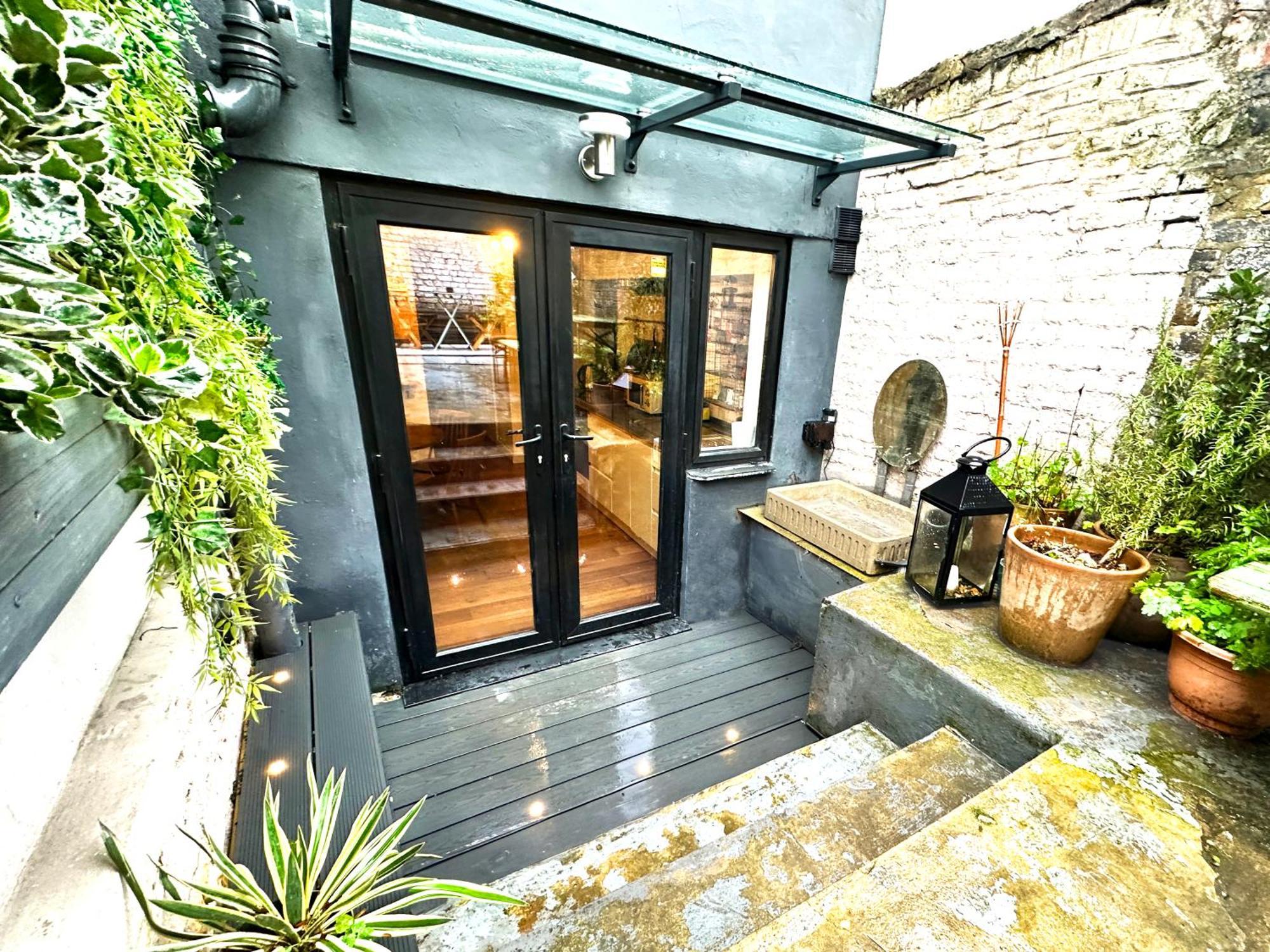 Modern Flat With King Bed, Garden & Outdoor Dining Apartamento